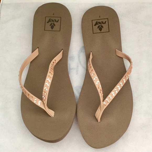 roxy rose gold flip flops